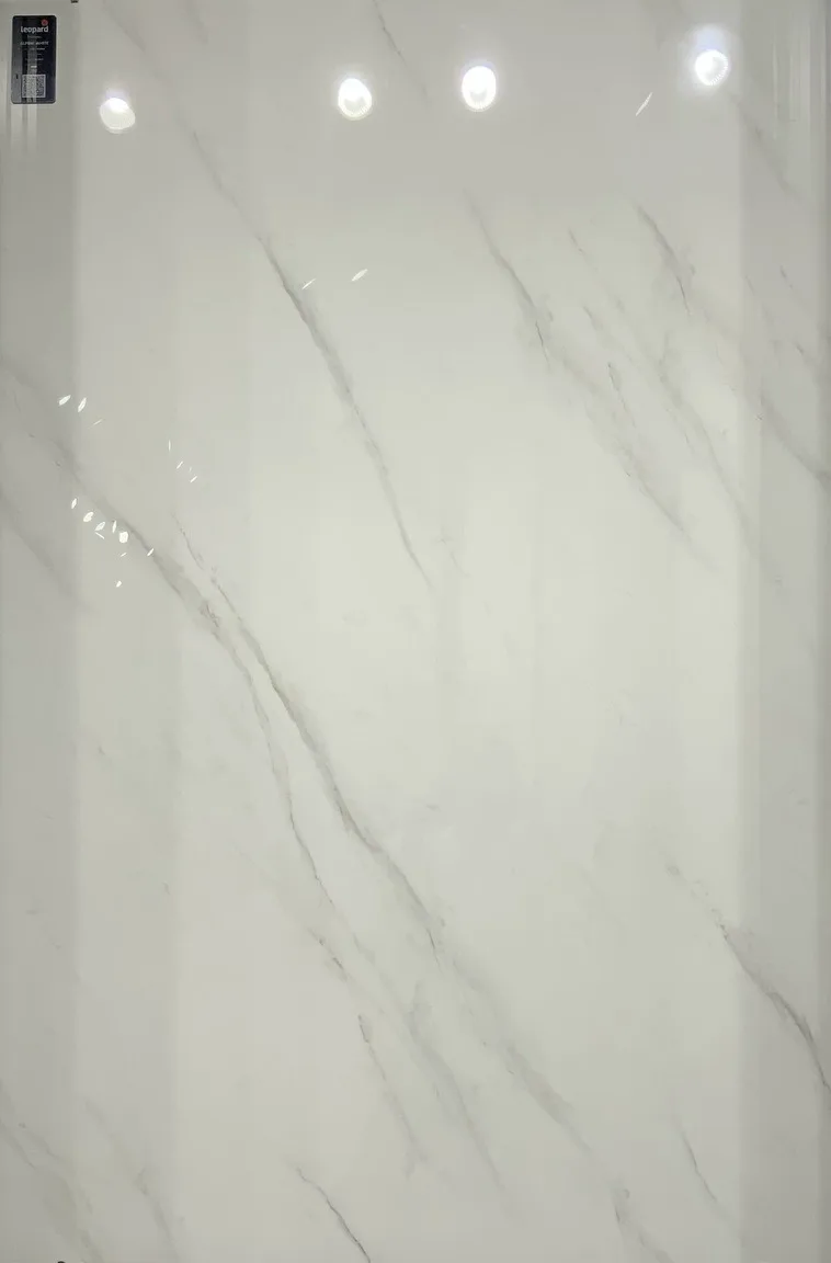 ALPINE WHITE In a room