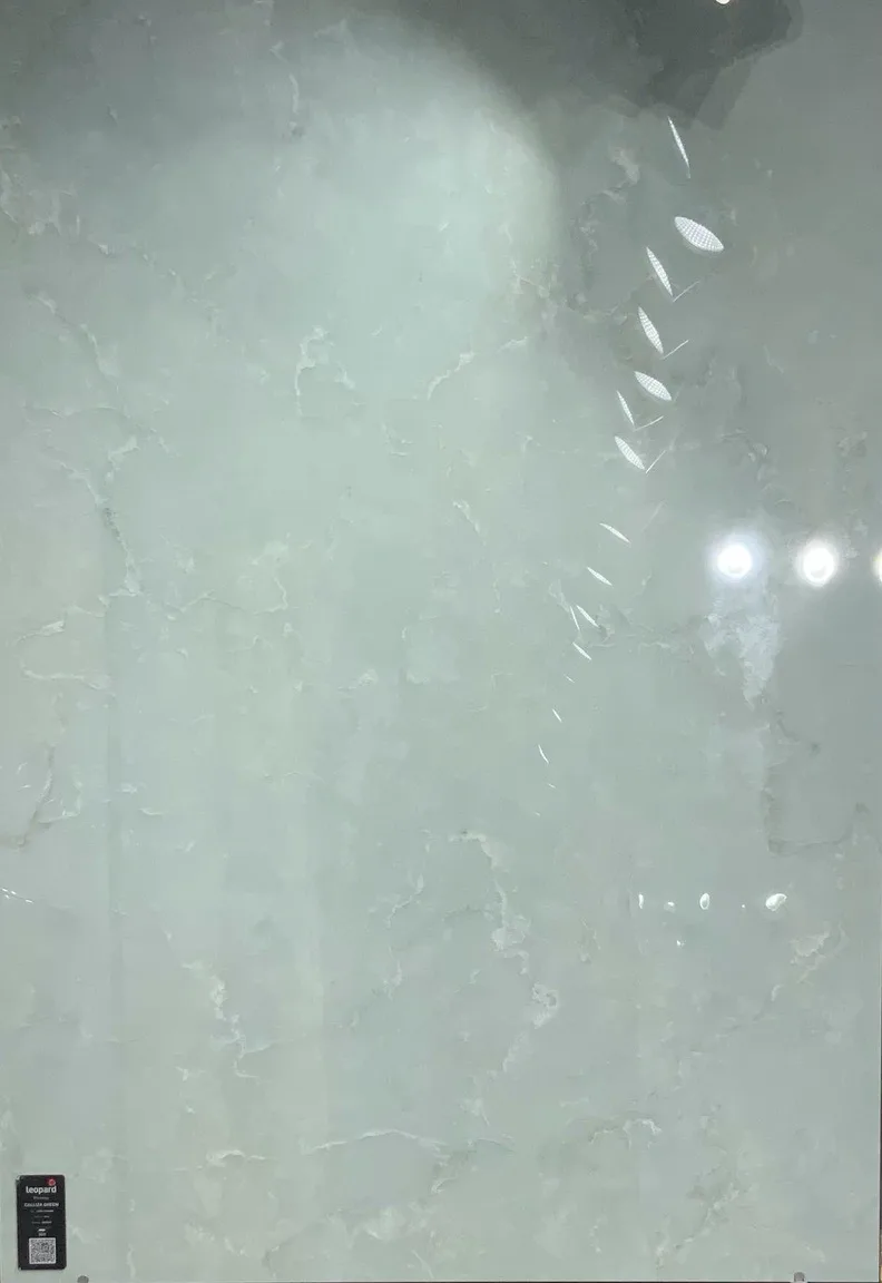 CALLIZA GREEN In a room