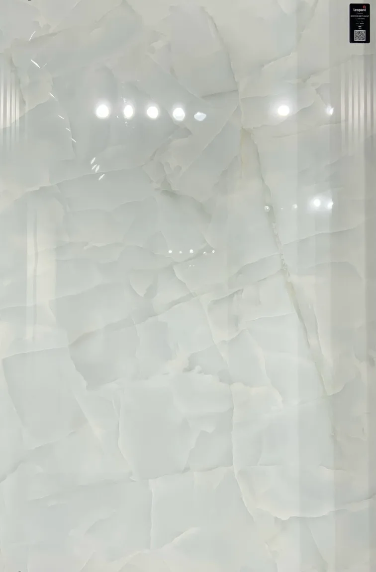 OYSTER ONYX MINT In a room