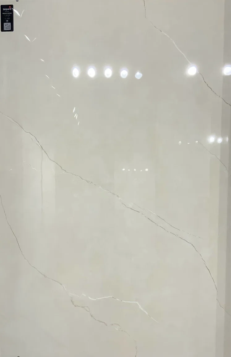 REGATO CREMA In a room