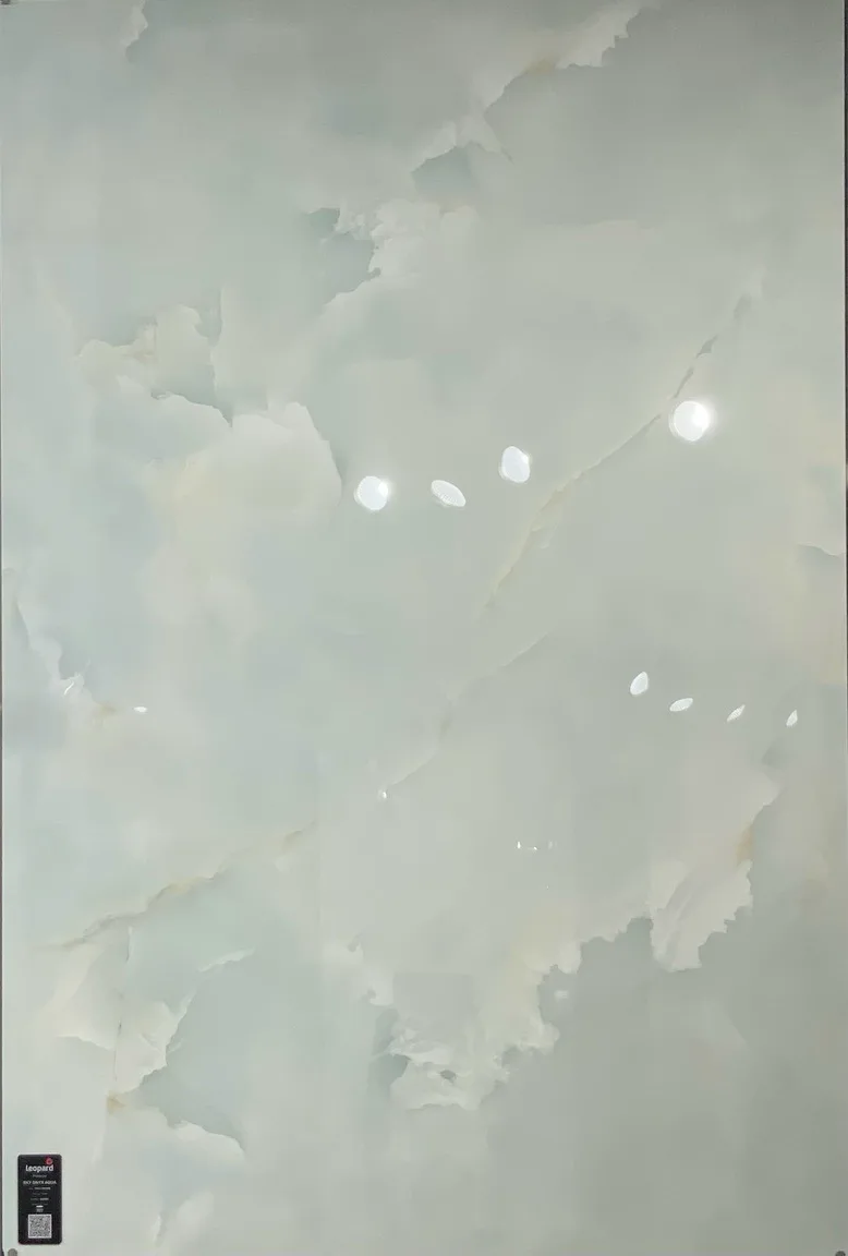 SKY ONYX AQUA In a room