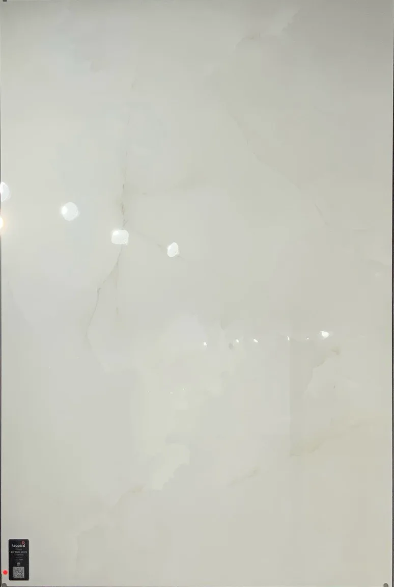 SKY ONYX WHITE In a room