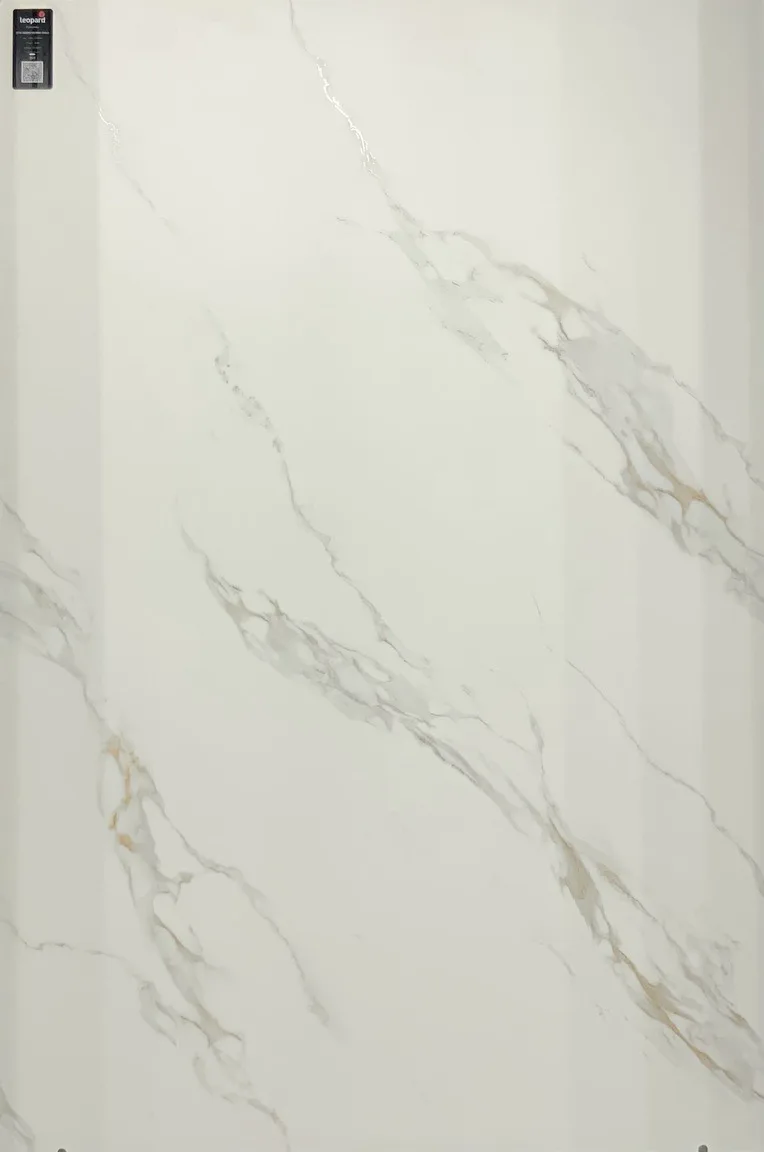STATAVRIO GEONA GOLD In a room