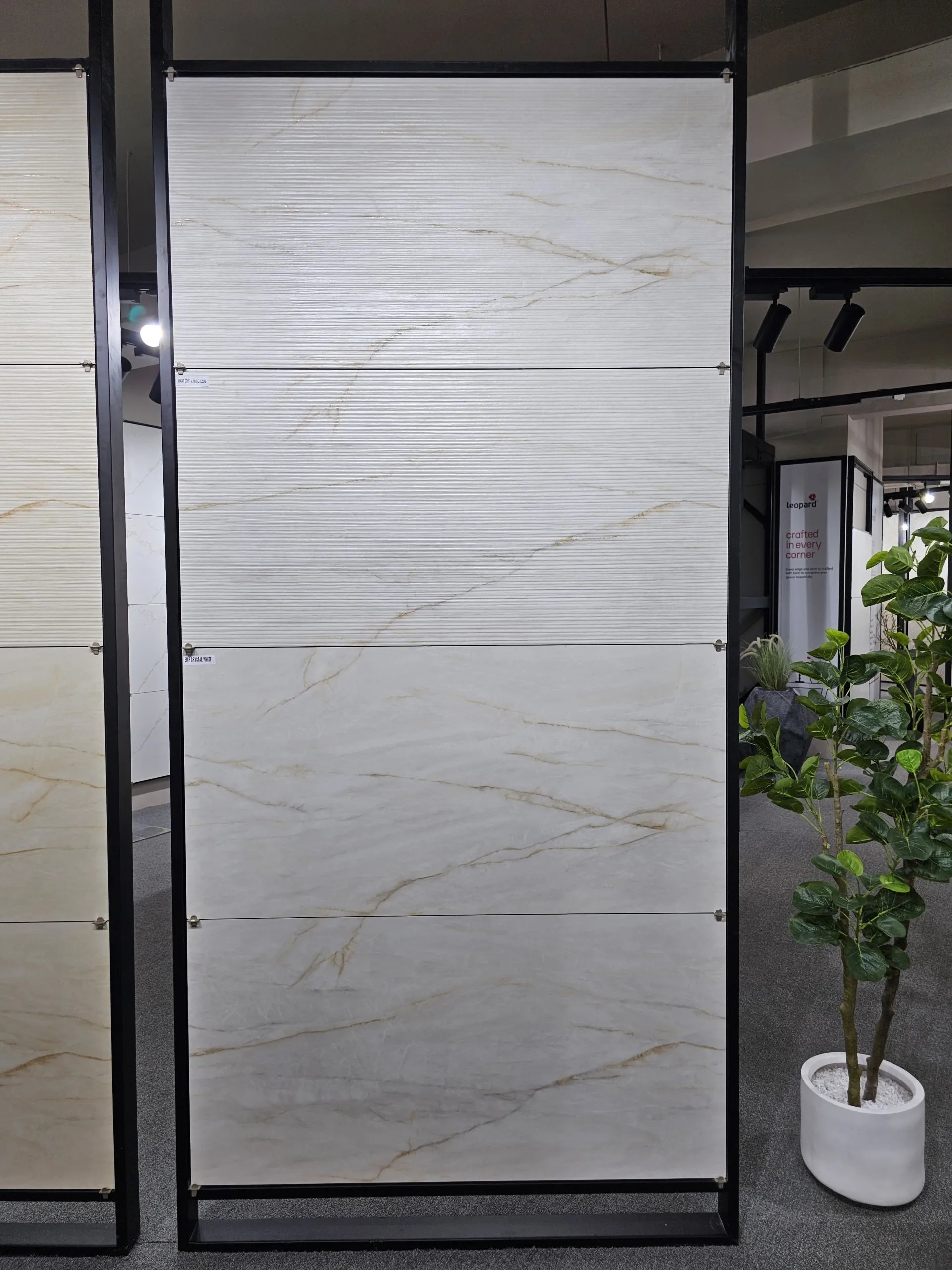 LINIAR_CRYSTAL-WHITE DECORE In a room