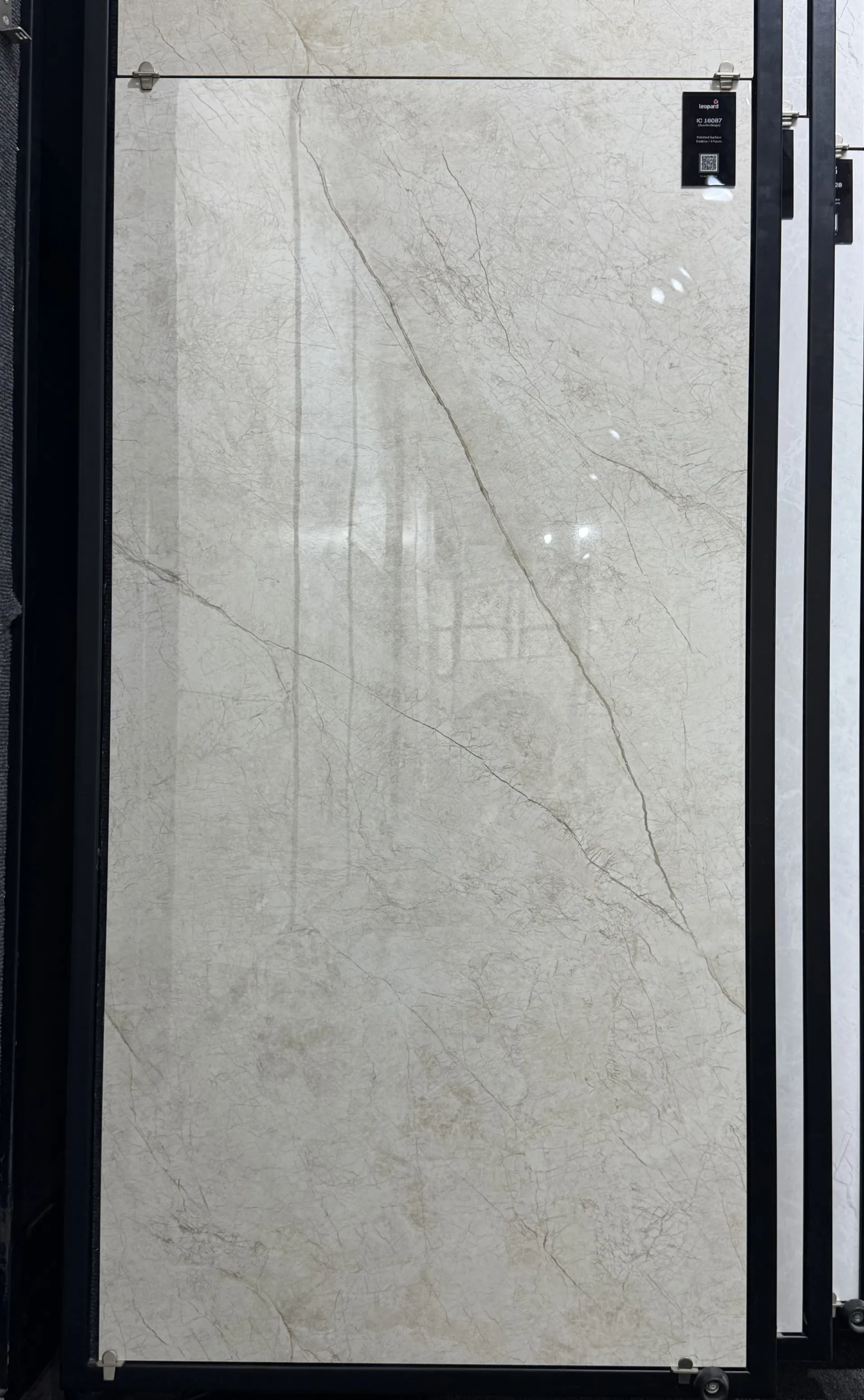 IC 16087 (AUSTIN BEIGE) In a room
