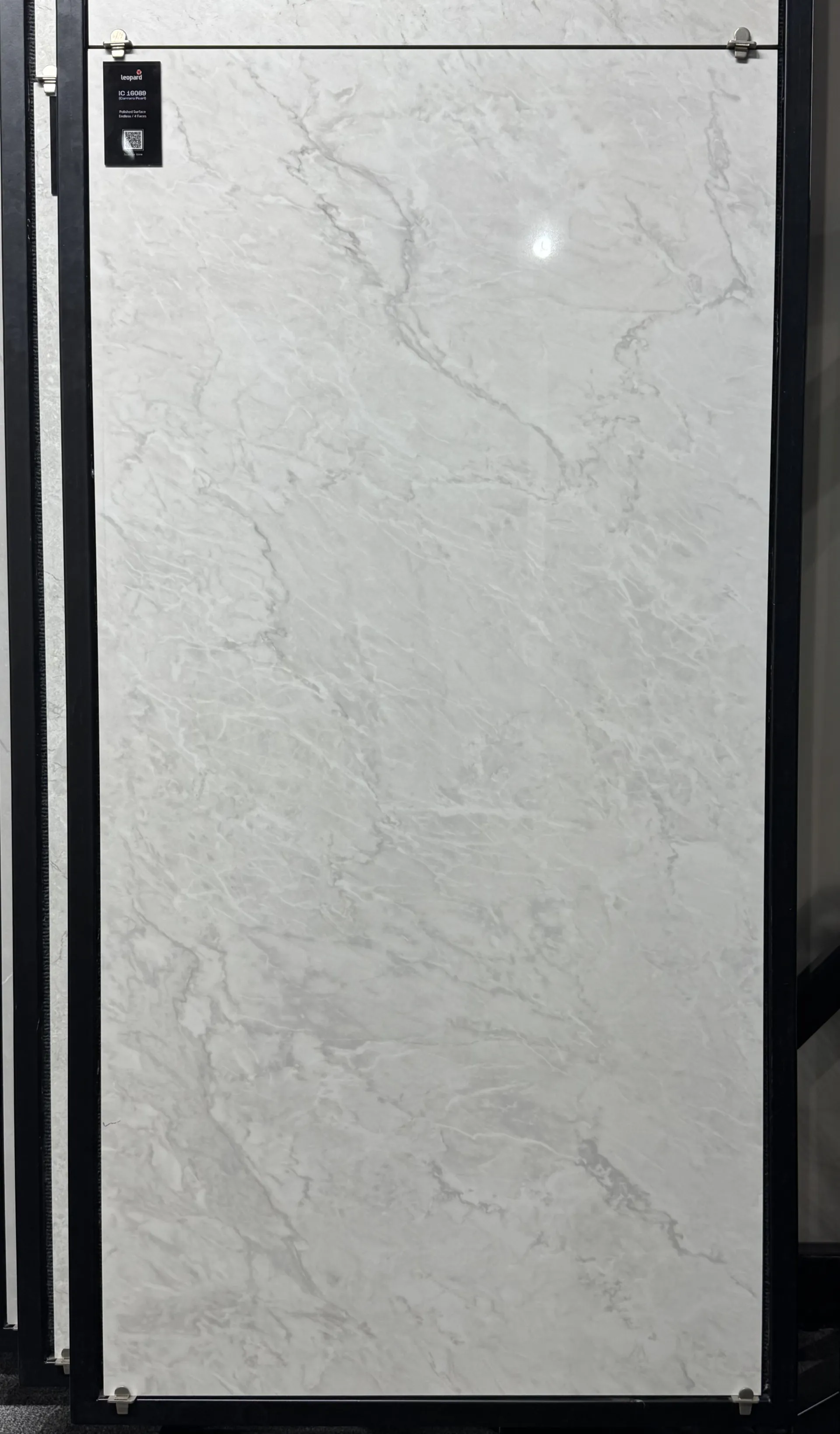 IC 16089 (CARRARA PEARL) In a room