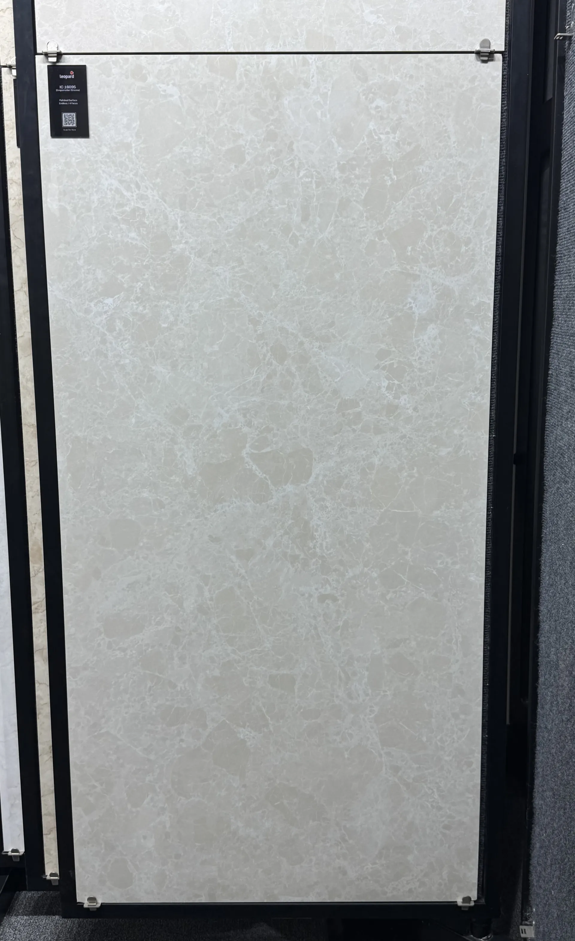 IC 16095 (EMPAREDAR CREMA) In a room