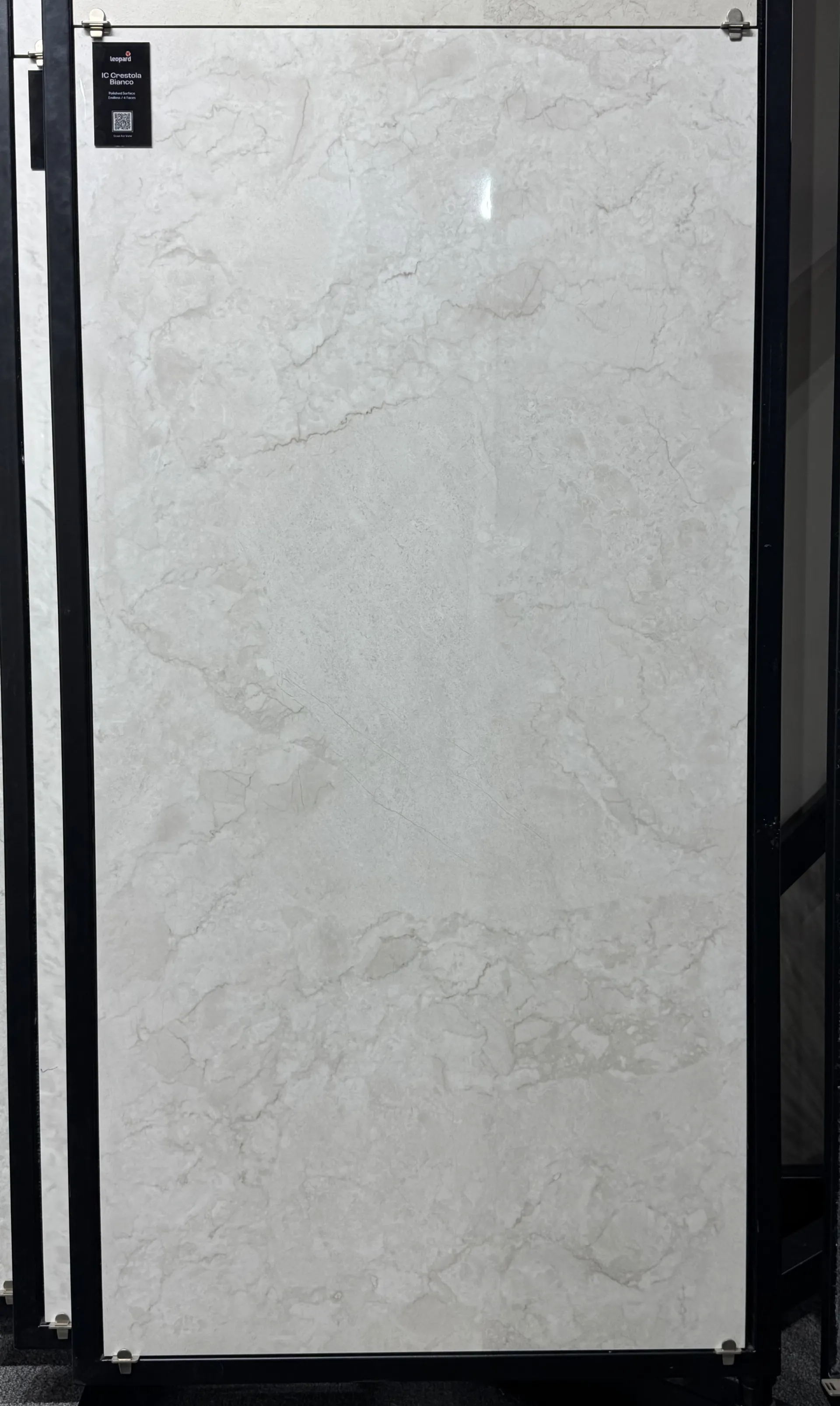 IC CRESTOLA BIANCO In a room