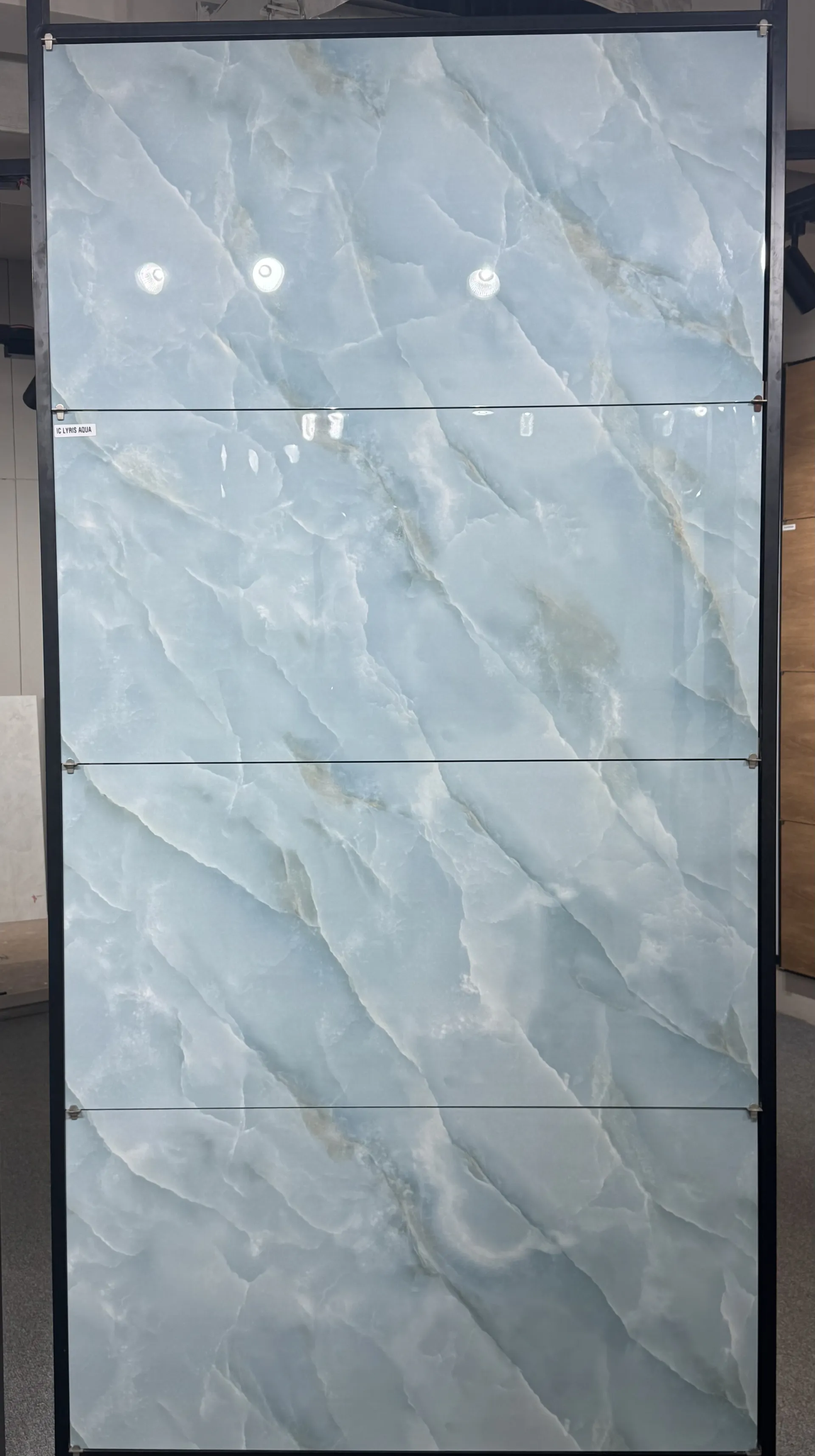 IC LYRIS AQUA In a room