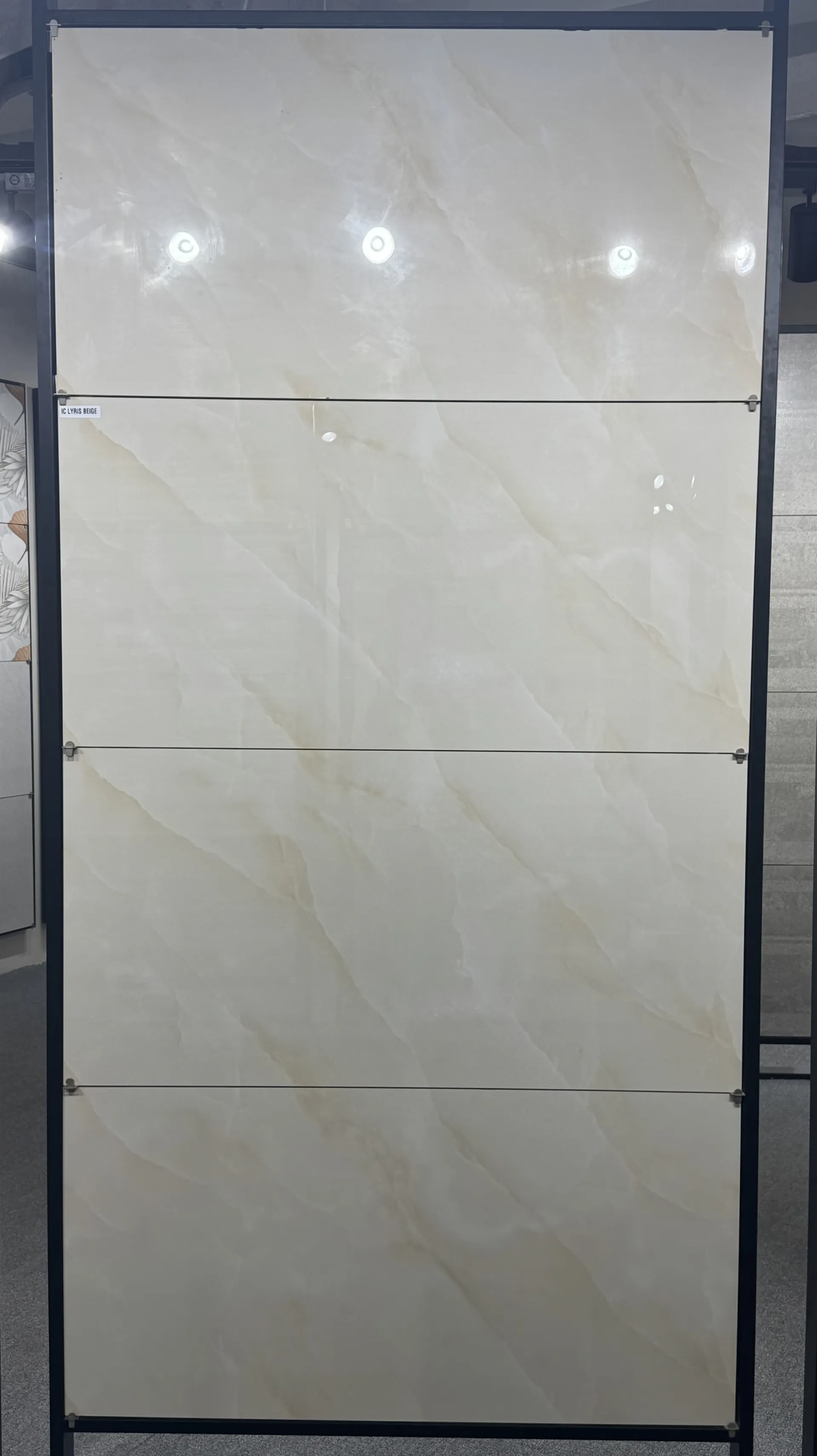 IC LYRIS BEIGE In a room