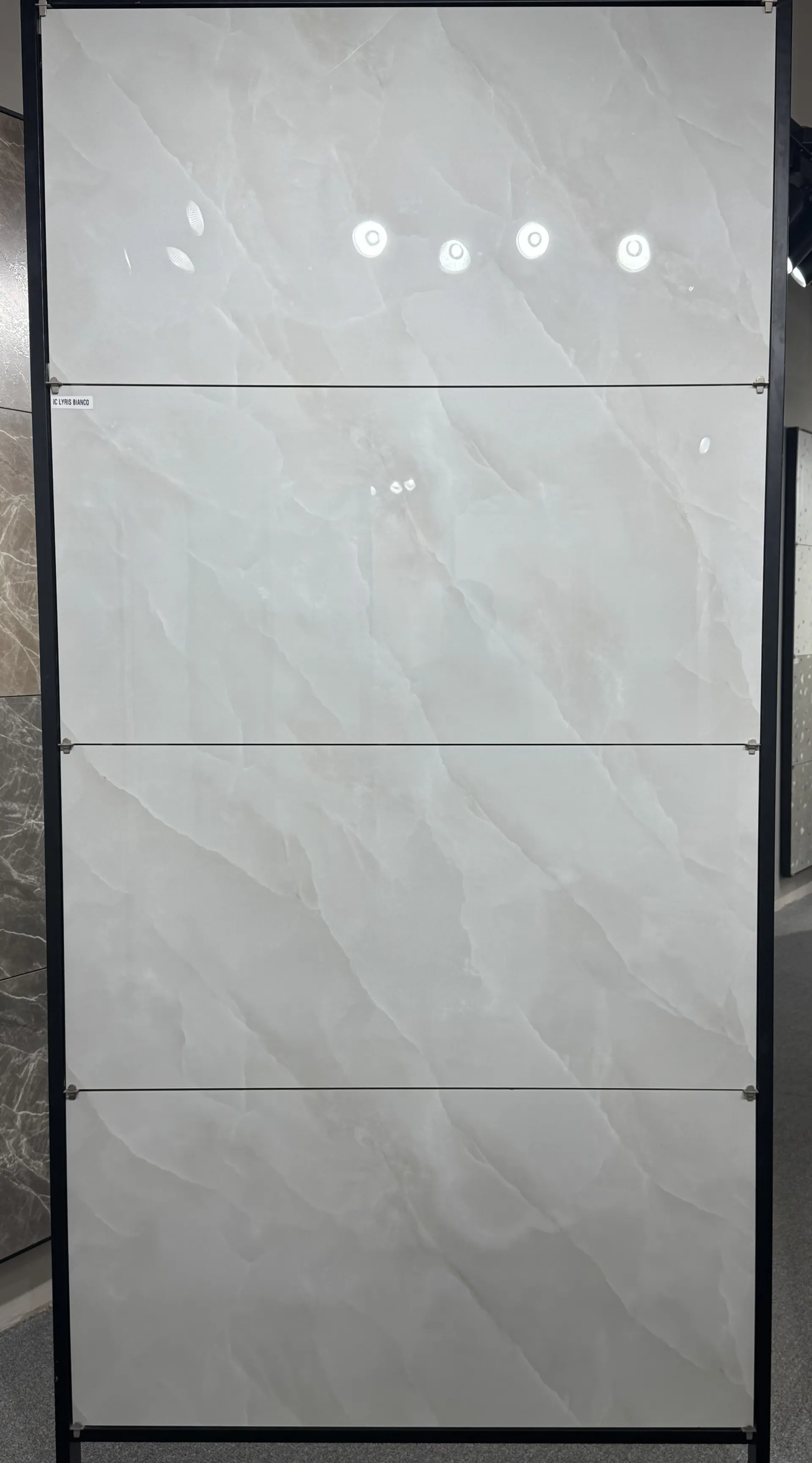IC LYRIS BIANCO In a room