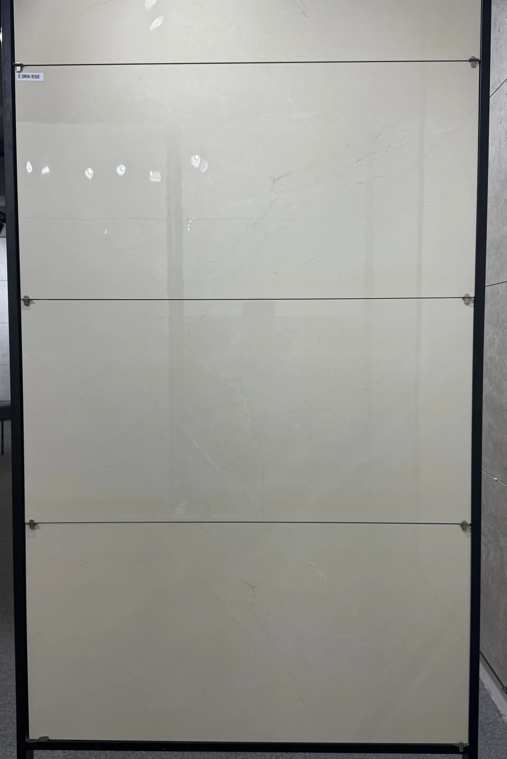 IC OMINI BEIGE In a room