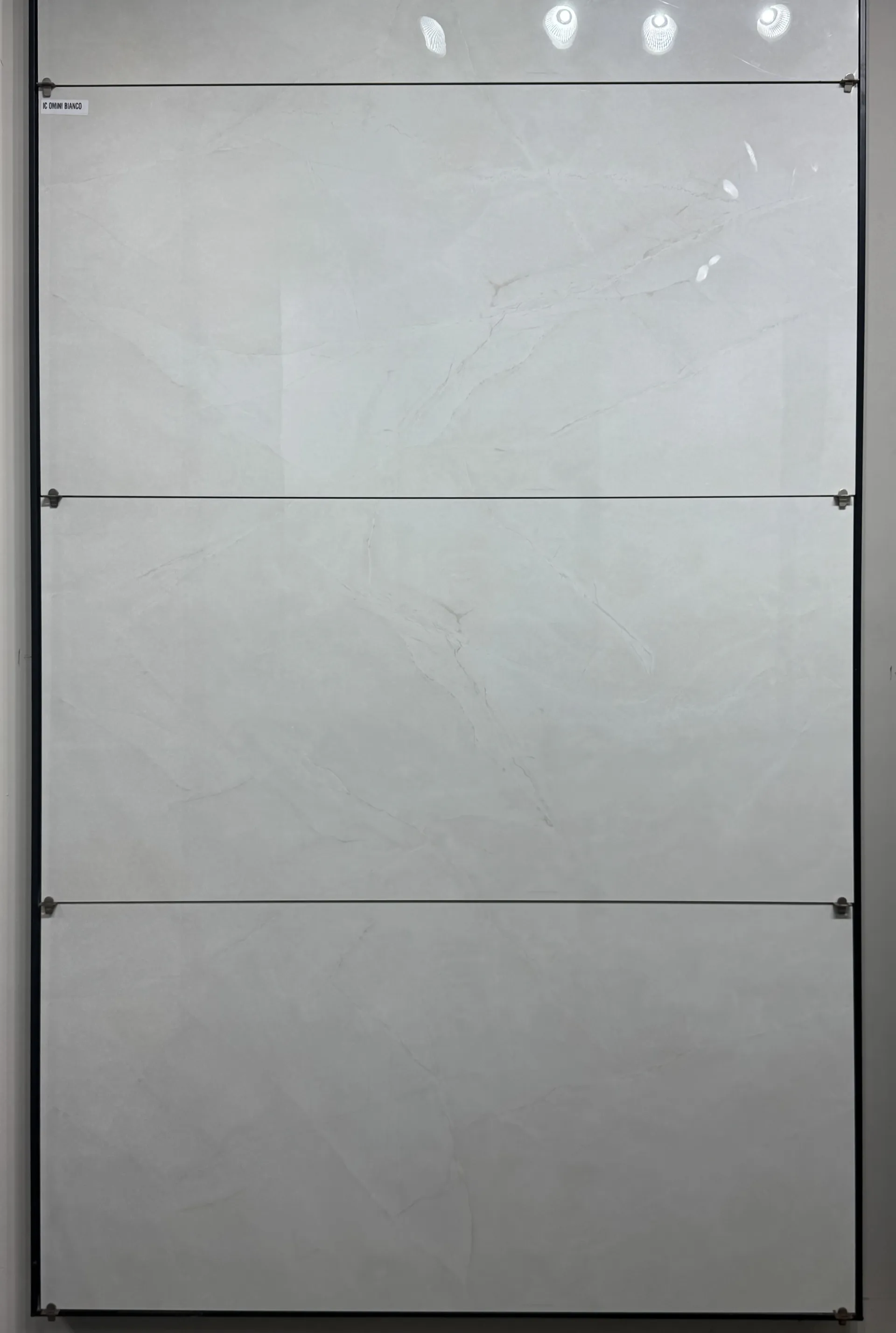 IC OMINI BIANCO In a room
