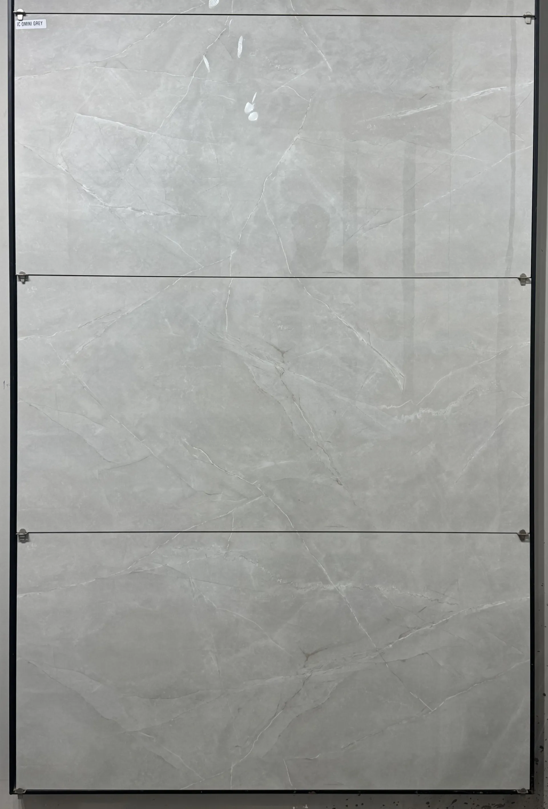 IC OMINI GREY In a room