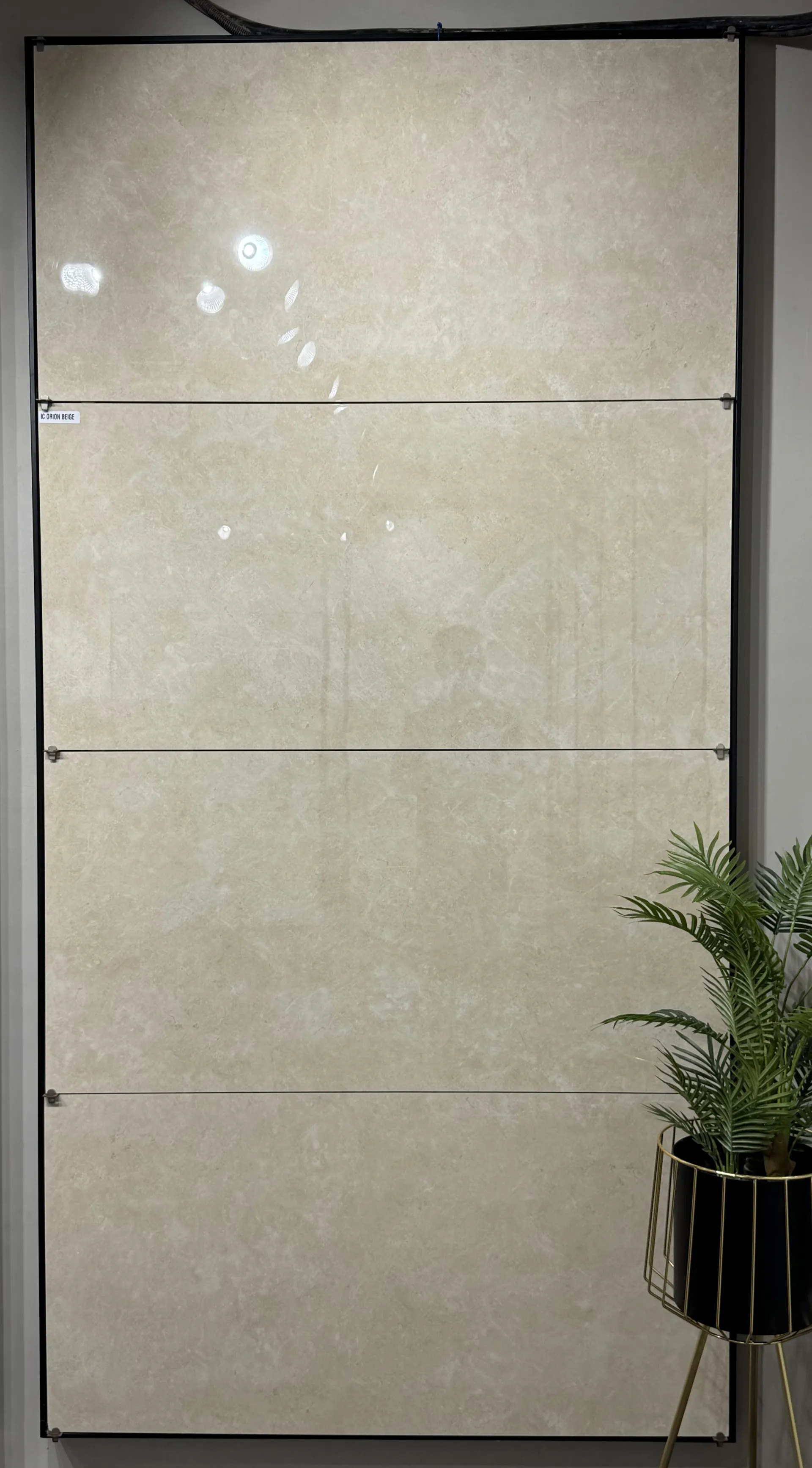 IC ORION BEIGE In a room