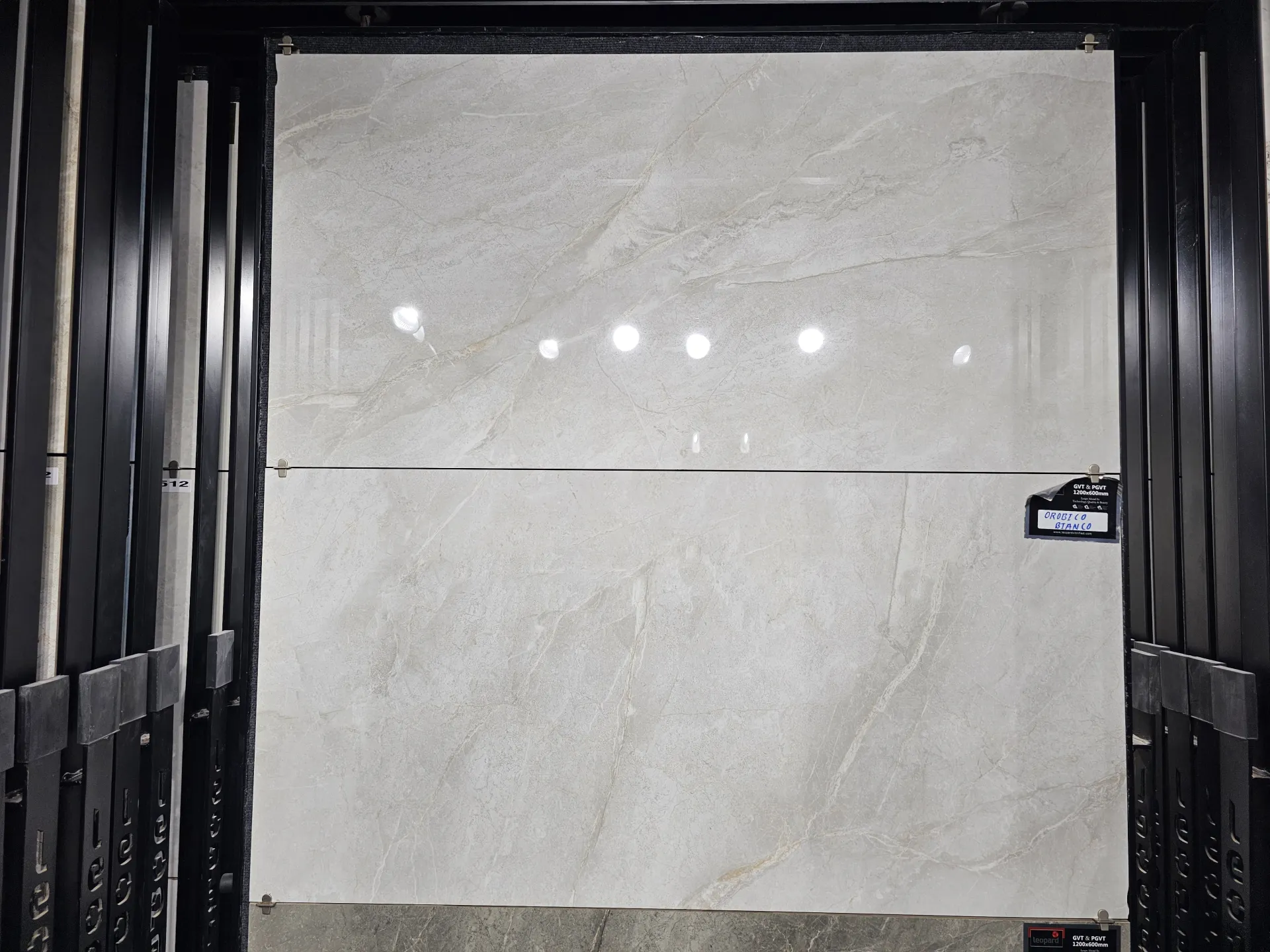 OROBICO BIANCO In a room