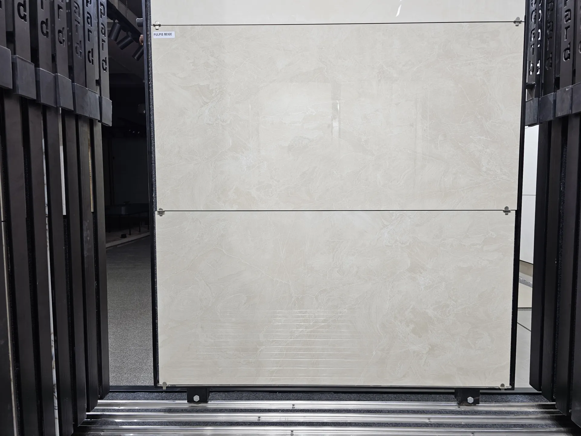 PULPIS BEIGE In a room