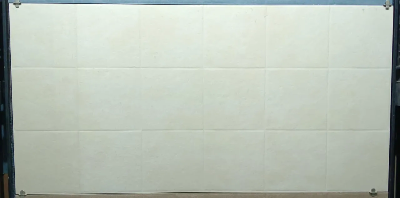 SEASON METIC CREMA In a room