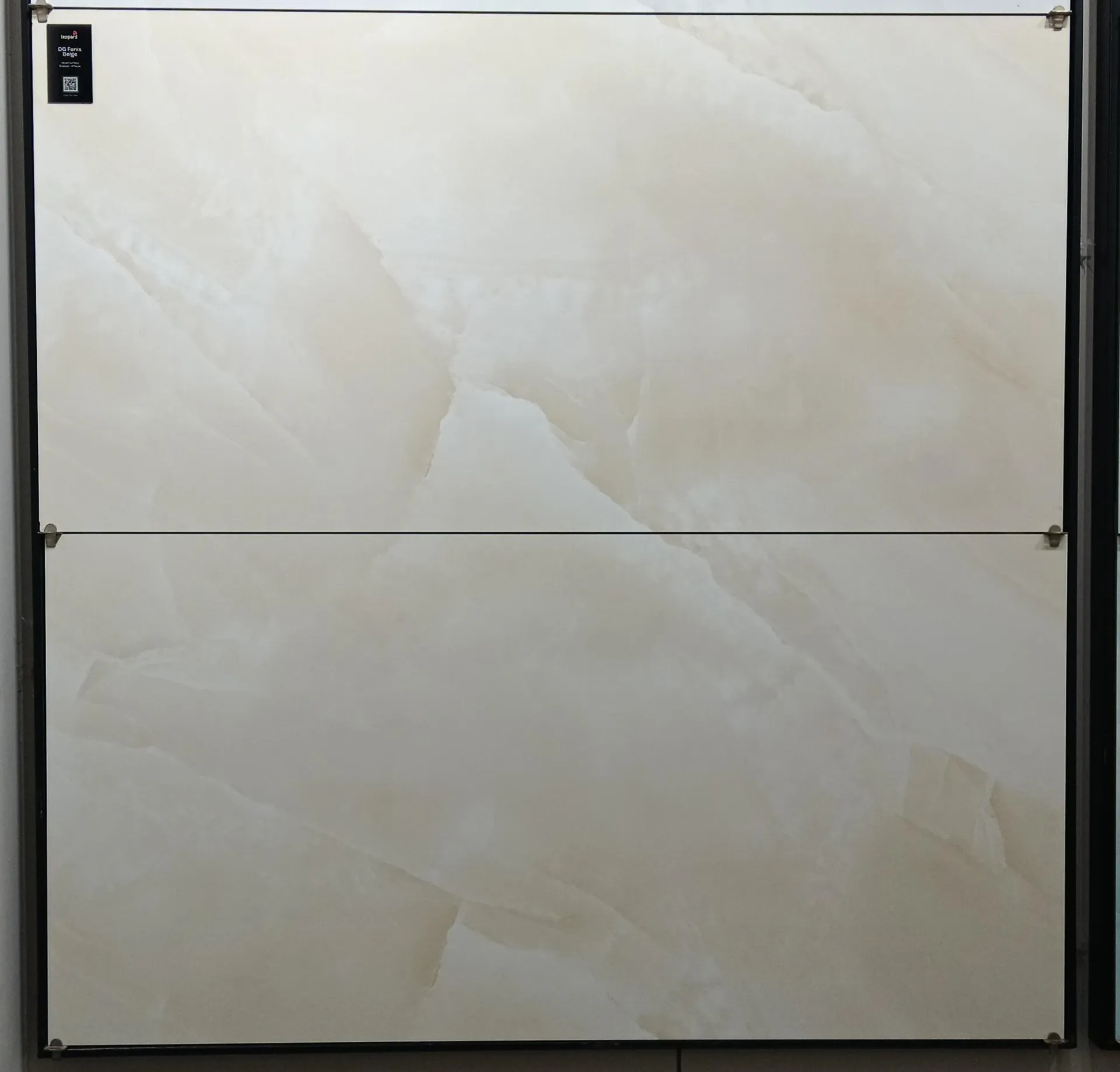 DG FENIX BEIGE In a room