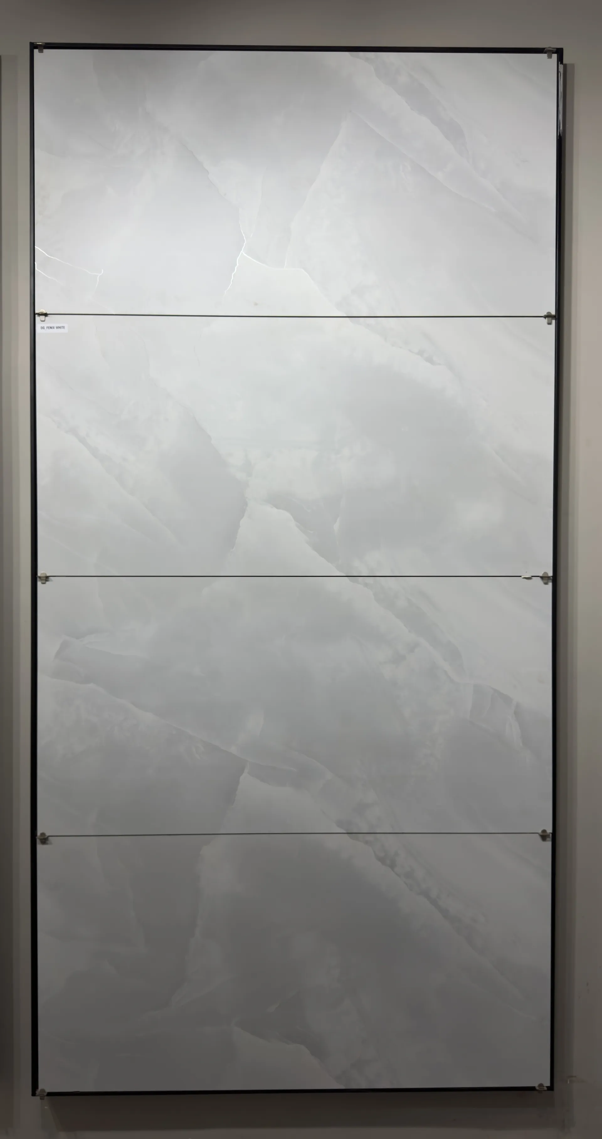 DG FENIX WHITE In a room