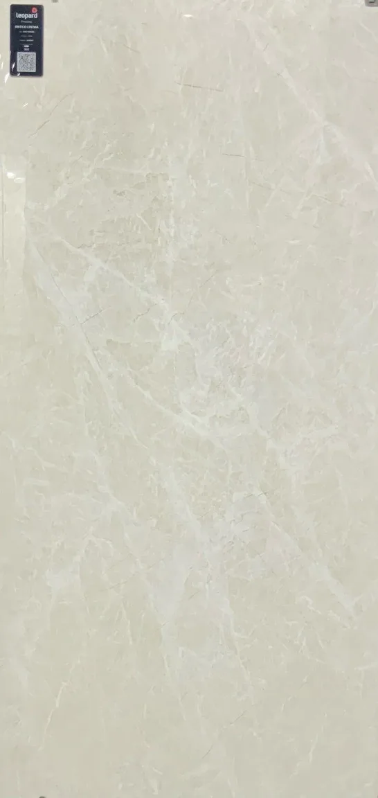ANTICO CREMA In a room
