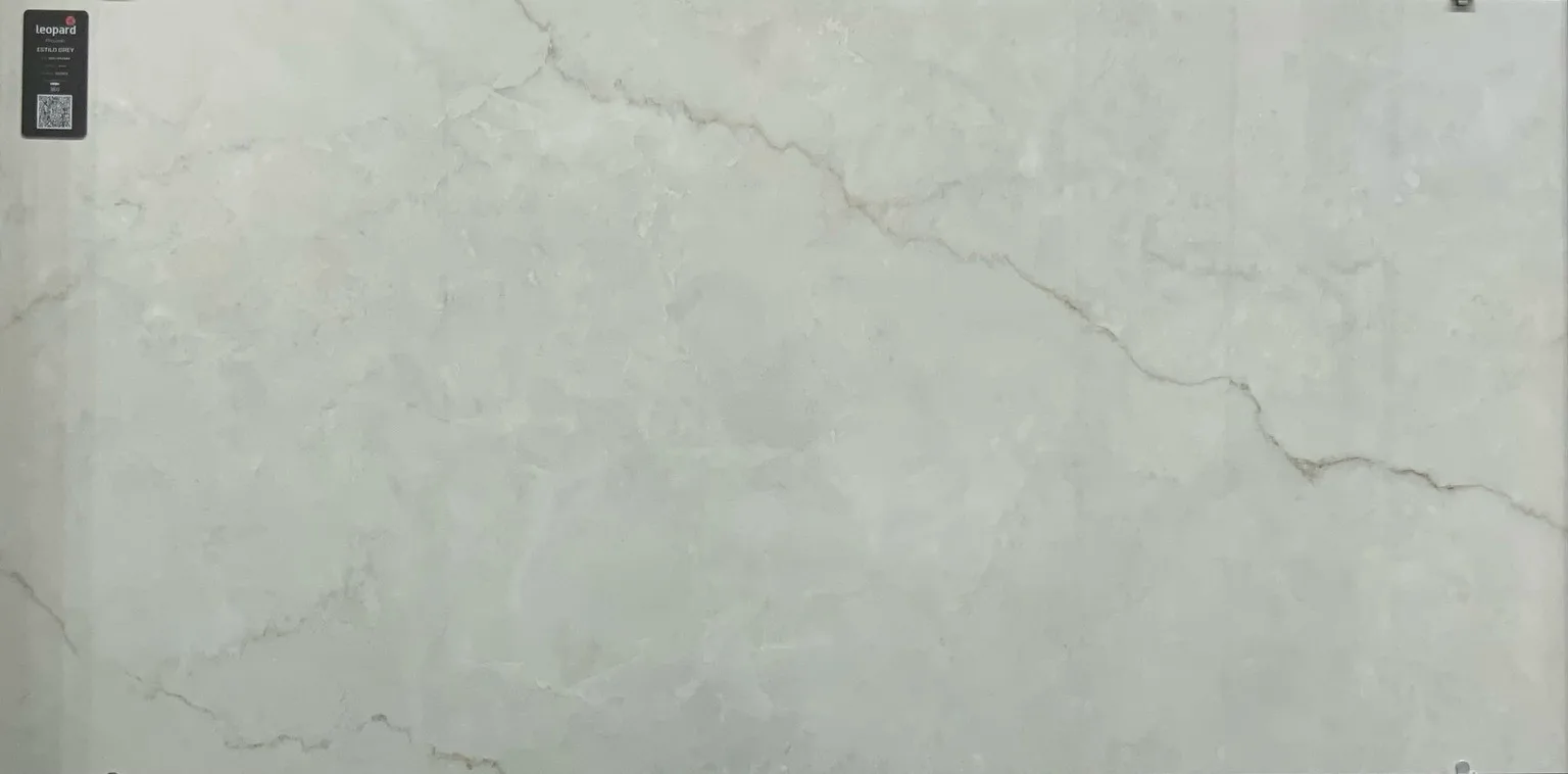 ESTILO GREY In a room