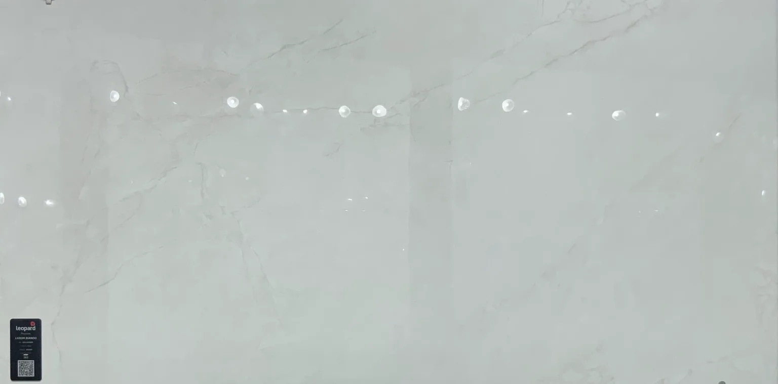 LUXOR BIANCO In a room
