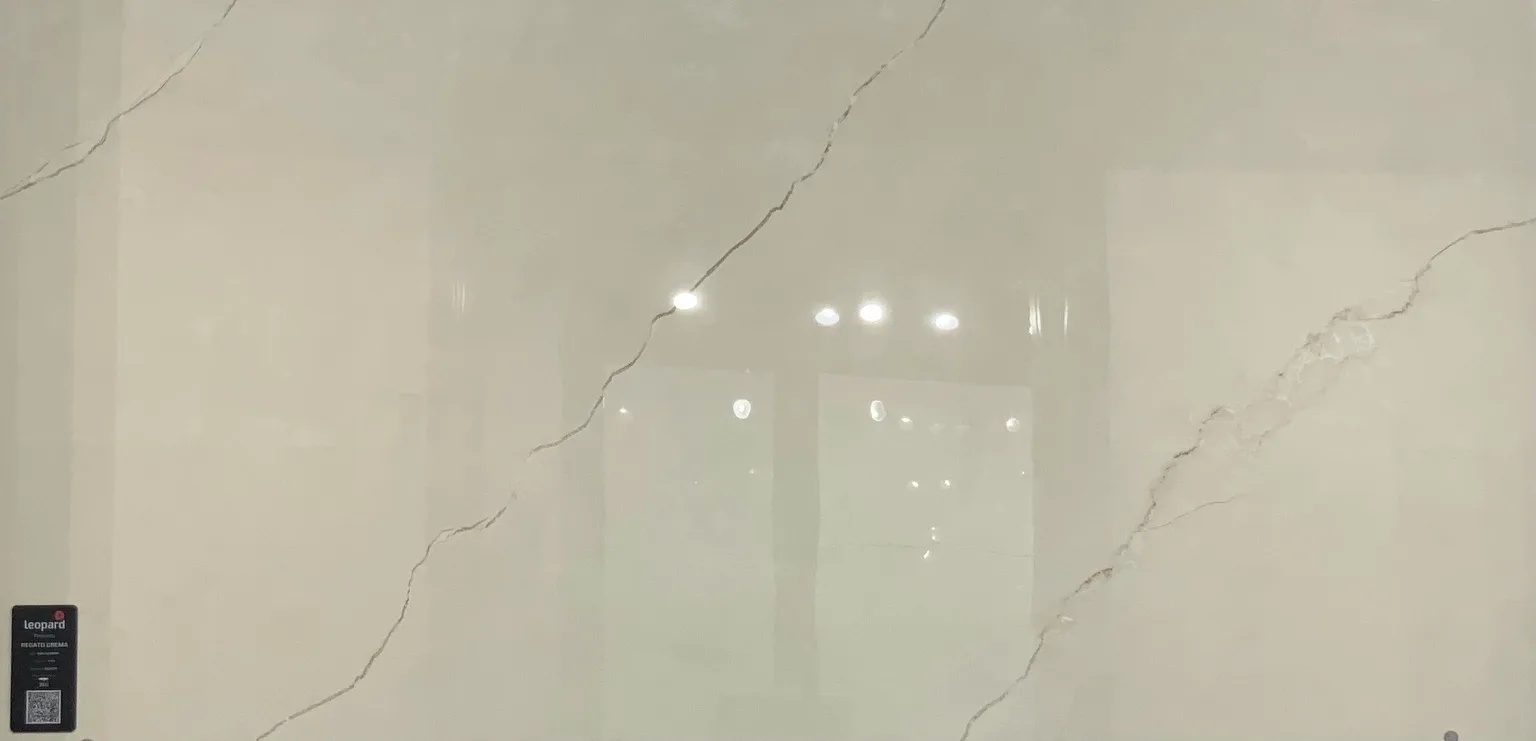 REGATO CREMA In a room