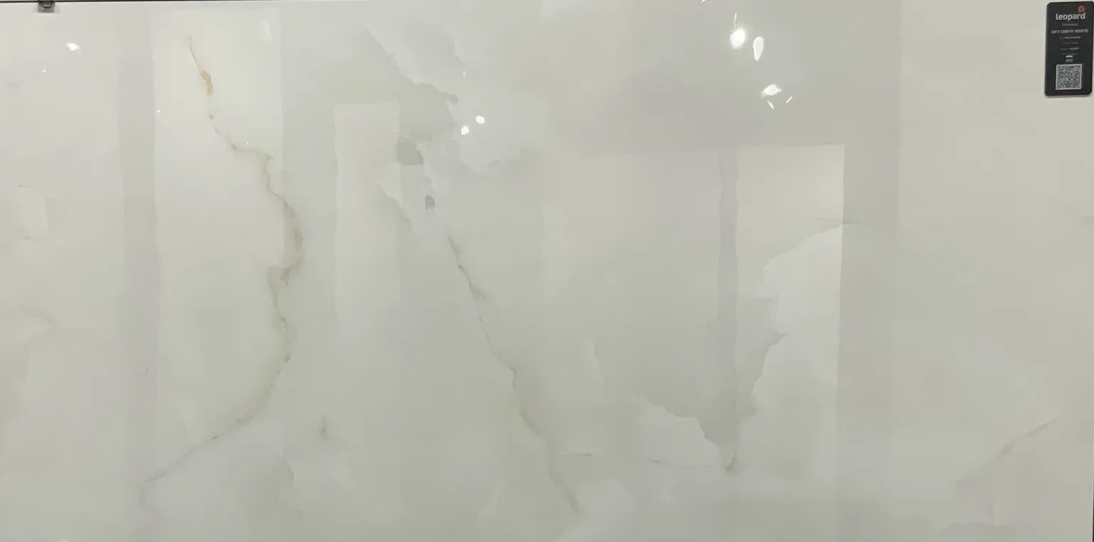SKY ONYX WHITE In a room