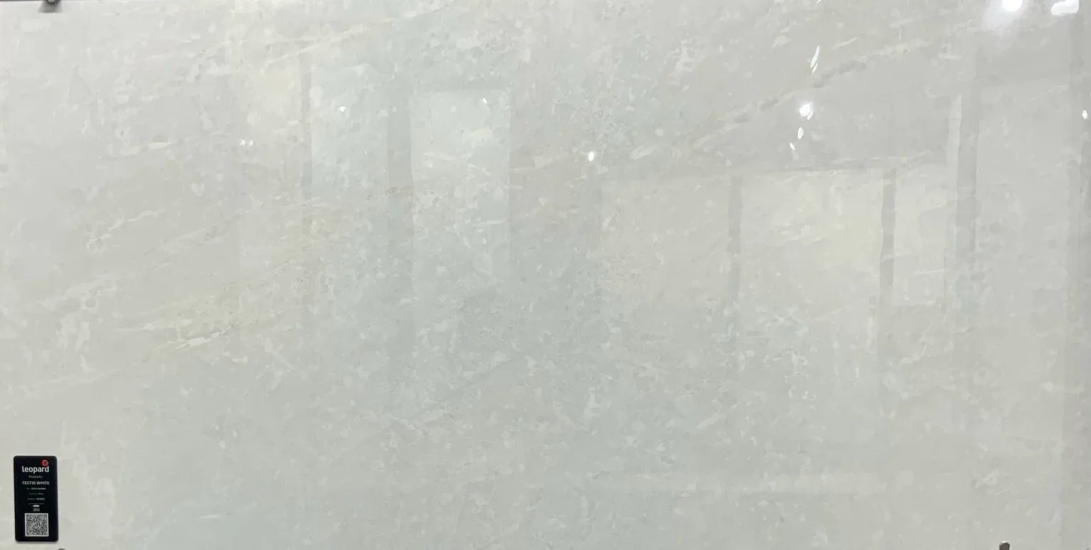 TECTIS WHITE In a room
