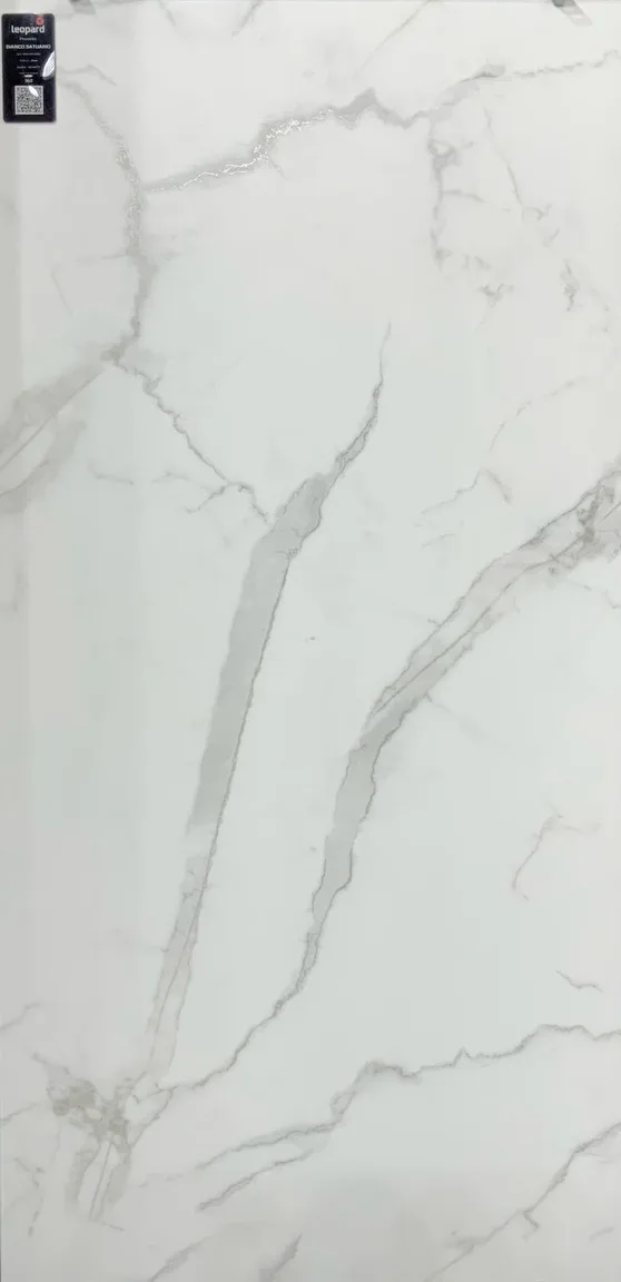 BIANCO SATUARIO In a room