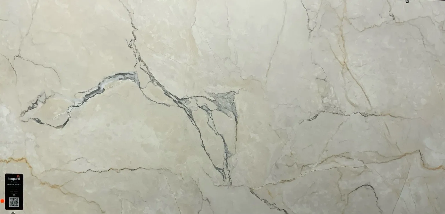 CANYON BIANCO In a room