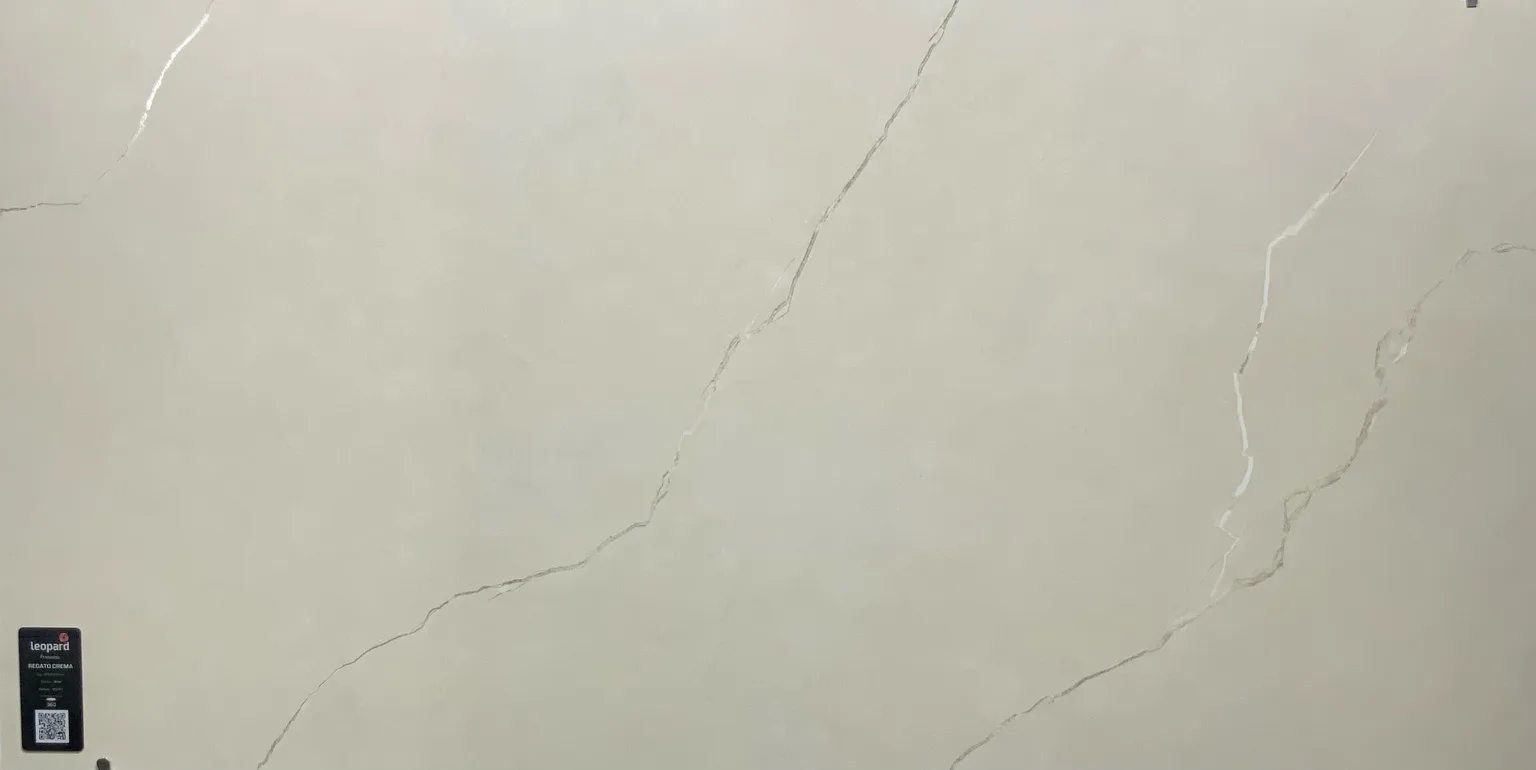 REGATO CREMA In a room